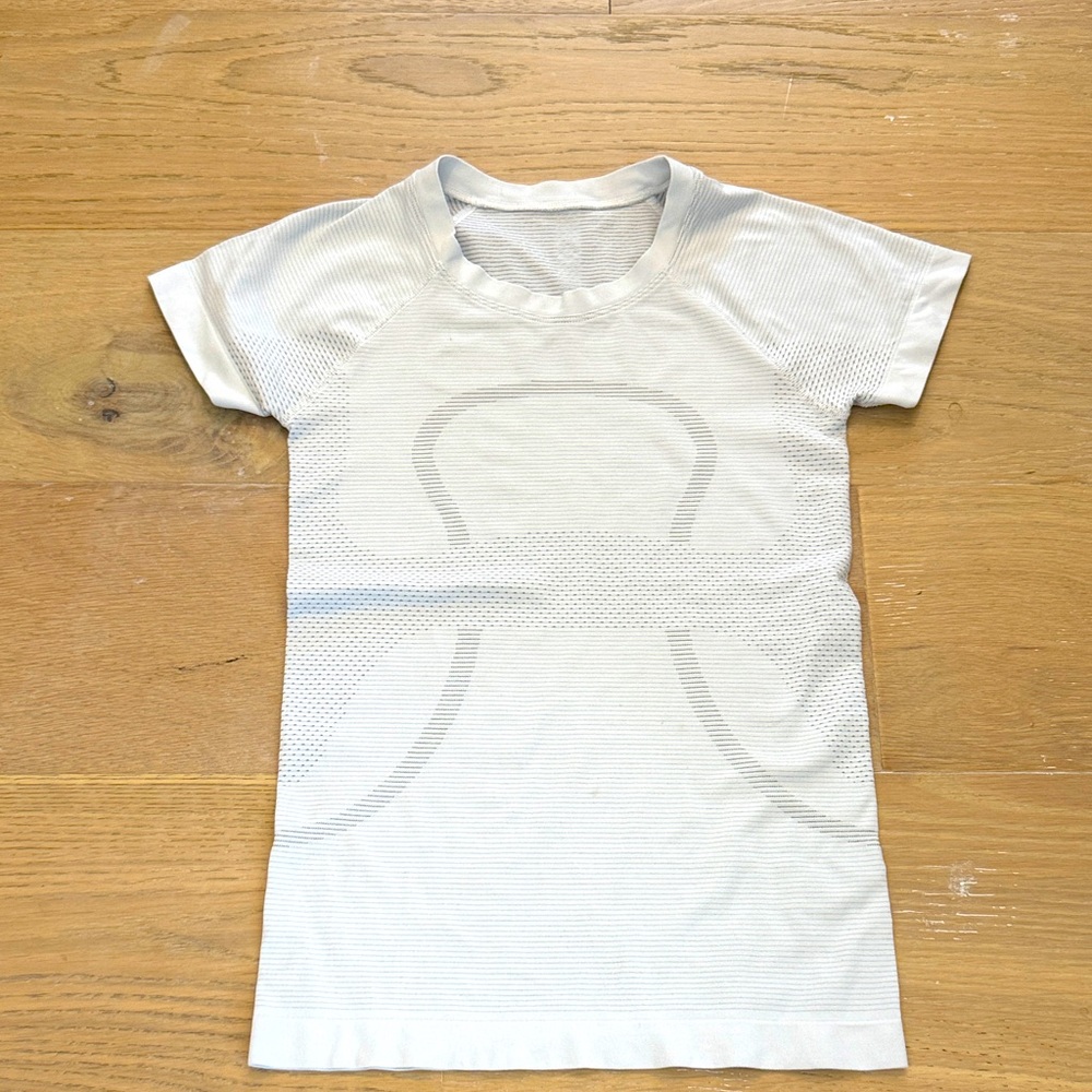 Lululemon Athletica White Short Sleeve Swiftly Tech Tee size 2